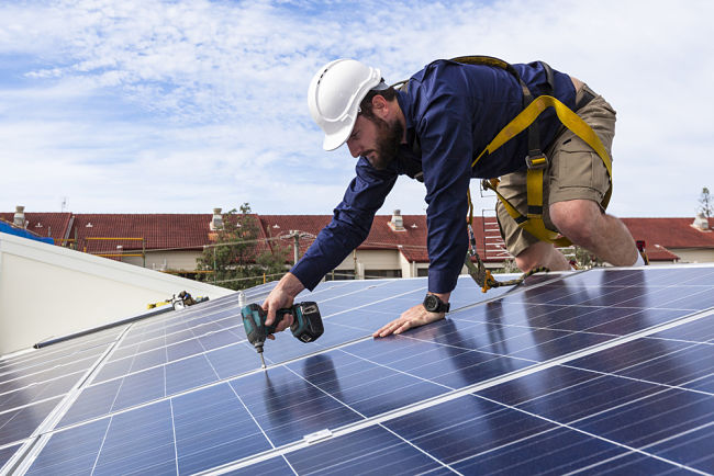 K instalaci solárních panelů volte vždy jen ověřené odborníky. 